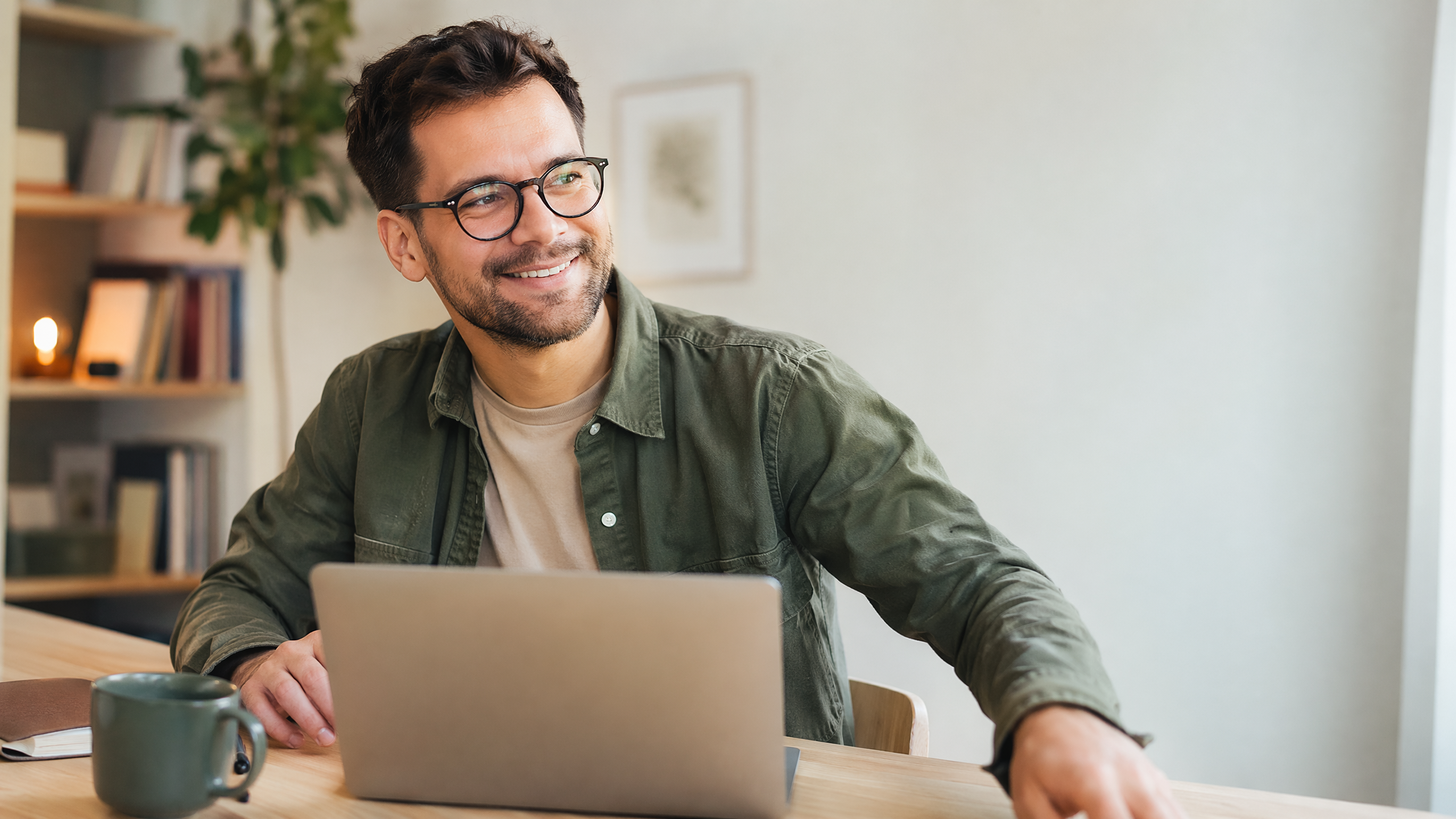 Vincent, Webdesigner, an seinem Schreibtisch mit Laptop